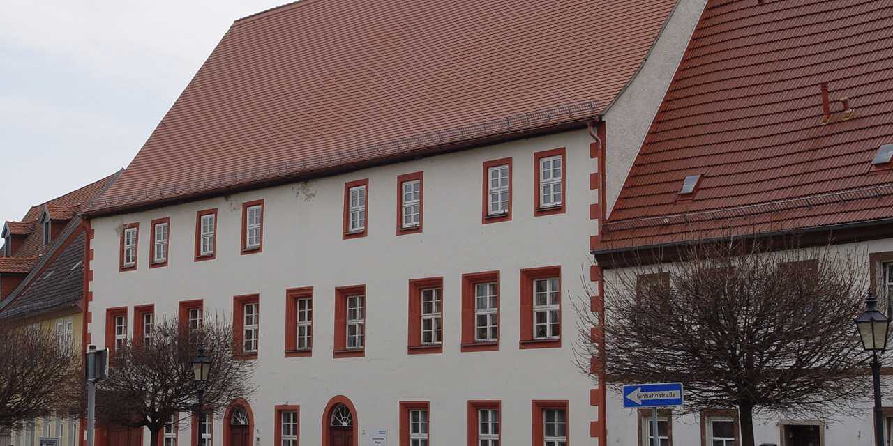 Straßenansicht Pfarrhaus Pegau